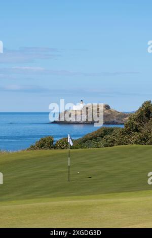 Gullane, Écosse, Royaume-Uni. 8 juillet 2024. Vues du parcours Renaissance à l'extérieur de Gullane dans East Lothian qui tiendra le Genesis Scottish Open plus tard cette semaine du jeudi 11 au dimanche 14 juillet. Pic ; le vert sur signature 13ème trou avec le phare de Fidra Island au loin. Iain Masterton/Alamy Live News Banque D'Images