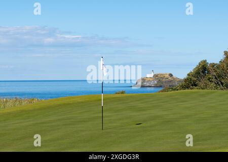 Gullane, Écosse, Royaume-Uni. 8 juillet 2024. Vues du parcours Renaissance à l'extérieur de Gullane dans East Lothian qui tiendra le Genesis Scottish Open plus tard cette semaine du jeudi 11 au dimanche 14 juillet. Pic ; le vert sur signature 13ème trou avec le phare de Fidra Island au loin. Iain Masterton/Alamy Live News Banque D'Images