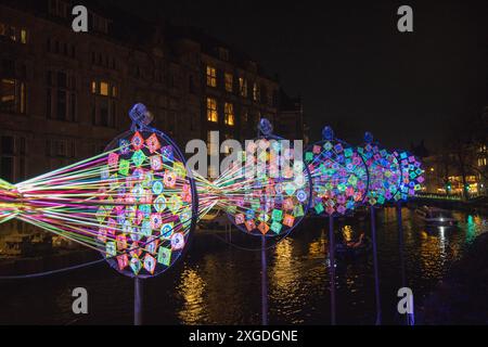 Œuvres d'art lumineuses colorées au Festival de lumière d'Amsterdam 2023/2024, au-dessus d'un canal aux pays-Bas, dans la soirée : Next Connection de Yasser Bollemans Banque D'Images