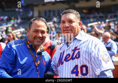 L’ancien lanceur des mets de New York, Bartolo Colon, et le photographe Marc Levine discutent avant le match de baseball contre les Reds de Cincinnati au Citi Field à Corona, New York, le dimanche 17 septembre 2023. (Photo : Gordon Donovan) Banque D'Images