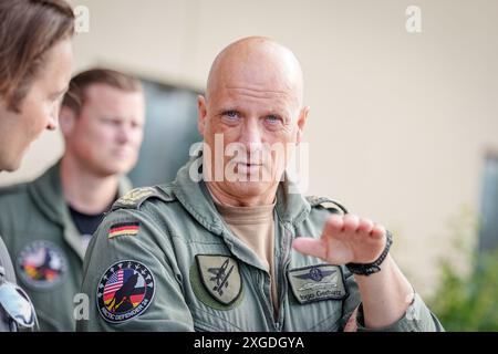 Fairbanks, États-Unis. 08 juillet 2024. Ingo Gerhartz, inspecteur de l'armée de l'air allemande, observe l'exercice de l'OTAN 'Arctic Defender 2024' à la base aérienne d'Eielson près de Fairbanks dans l'État américain de l'Alaska. Les équipages d'Eurofighter de plusieurs pays pratiquent des opérations de guerre aérienne selon les normes de l'OTAN en Alaska avec les États-Unis et sous commandement allemand. Une attaque contre l'alliance et l'affaire de l'alliance ('article 5') est supposée. Crédit : Kay Nietfeld/dpa/Alamy Live News Banque D'Images