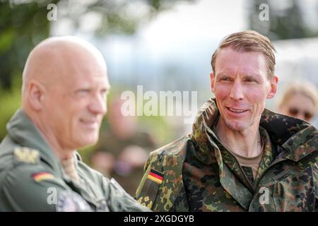 Fairbanks, États-Unis. 08 juillet 2024. Christian Freuding, major général de l'armée allemande, et Ingo Gerhartz (à gauche), inspecteur de l'armée de l'air allemande, observent l'exercice de l'OTAN 'Arctic Defender 2024' à la base aérienne d'Eielson près de Fairbanks, dans l'État américain de l'Alaska. Crédit : Kay Nietfeld/dpa/Alamy Live News Banque D'Images