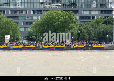 Drapeaux colombiens sur la Tamise célébrant la visite du navire ARC Gloria à Londres, Royaume-Uni Banque D'Images