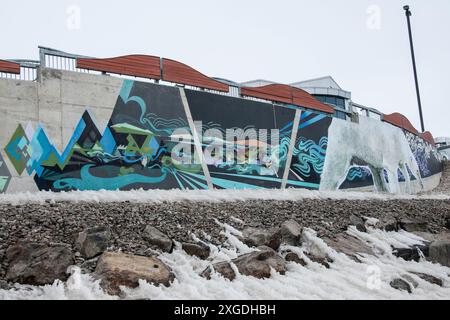 Murale ours polaire sous le thème 'Come Together' à l'Hôpital général Qikiqtani à Iqaluit, territoire du Nunavut, Canada Banque D'Images