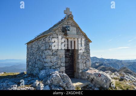 Chapelle en pierre au sommet de la montagne Sveti Ilija (équipé Elias), Biokovo Banque D'Images