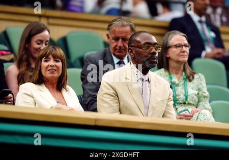 Sir Lenny Henry et Lisa Makin dans la loge royale le huitième jour des Championnats de Wimbledon 2024 au All England Lawn Tennis and Croquet Club, Londres. Date de la photo : lundi 8 juillet 2024. Banque D'Images