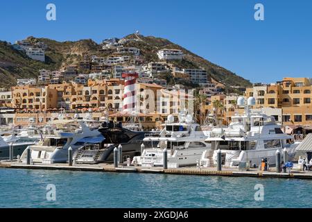 Cabo San Lucas, Mexique - 14 janvier 2024 : yachts à moteur de luxe amarrés dans le port de Cabo San Lucas Banque D'Images