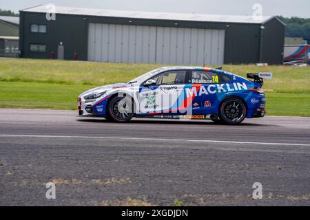 Andover, Hampshire - 9 juin 2024 : British Touring car Championship Thruxton Round 10 Ronan Pearson 14 Excelr8 Motorsport Banque D'Images