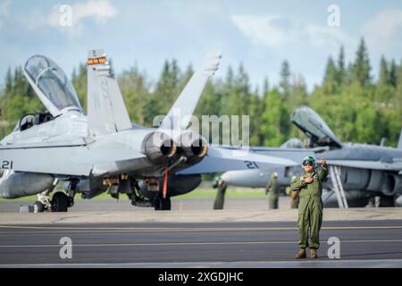 Fairbanks, États-Unis. 08 juillet 2024. Un soldat américain donne des instructions aux avions de chasse F18 lors de l'exercice de l'OTAN 'Arctic Defender 2024' à la base aérienne d'Eielson près de Fairbanks dans l'État américain de l'Alaska. Les équipages d'Eurofighter de plusieurs pays pratiquent des opérations de guerre aérienne selon les normes de l'OTAN en Alaska avec les États-Unis et sous commandement allemand. Une attaque contre l'alliance et l'affaire de l'alliance ('article 5') est supposée. Crédit : Kay Nietfeld/dpa/Alamy Live News Banque D'Images