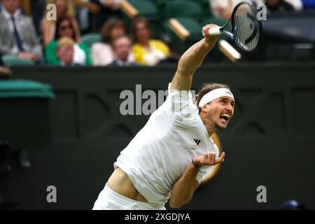 Wimbledon, Londres, Royaume-Uni. 08 juillet 2024. Numéro 4 Seed, Alexander Zverev d'Allemagne servant à Taylor Fritz des États-Unis. Fritz a battu Zverev en cinq sets inter quatrième tour à Wimbledon aujourd'hui. Crédit : Adam Stoltman/Alamy Live News Banque D'Images