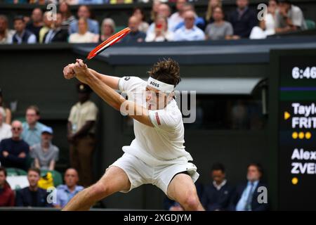 Wimbledon, Londres, Royaume-Uni. 08 juillet 2024. Taylor Fritz, des États-Unis, lors de sa victoire de cinq sets sur le numéro 4, Alexander Zverev, d'Allemagne. À Wimbledon aujourd'hui. Crédit : Adam Stoltman/Alamy Live News Banque D'Images