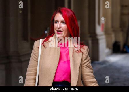 Louise Haigh, secrétaire d'État aux Transports, à Downing Street pour la première réunion du Cabinet du gouvernement Keir Starmers. Banque D'Images