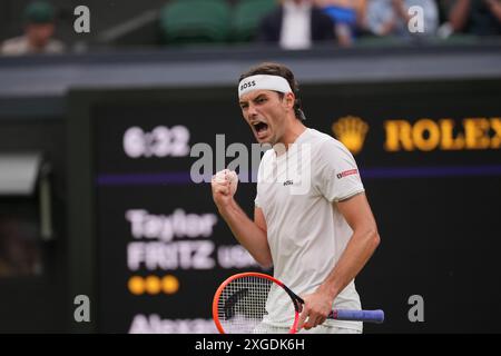 Londres, Royaume-Uni. 08 juillet 2024. LONDRES, ANGLETERRE - 08 JUILLET : Taylor Fritz des États-Unis célèbre contre Alexander Zverev de l'Allemagne dans le match de quatrième tour des Gentlemen's Singles au cours de la huitième journée des Championnats Wimbledon 2024 au All England Lawn Tennis and Croquet Club le 08 juillet 2024 à Londres, Angleterre. Crédit : MB Media solutions/Alamy Live News Banque D'Images