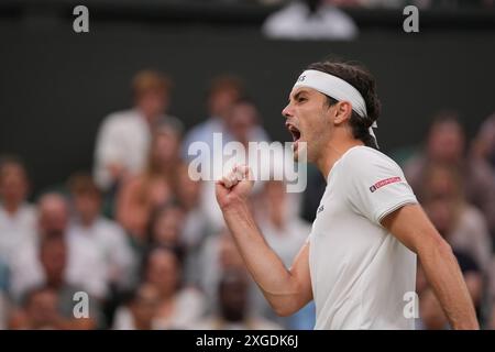 Londres, Royaume-Uni. 08 juillet 2024. LONDRES, ANGLETERRE - 08 JUILLET : Taylor Fritz des États-Unis célèbre contre Alexander Zverev de l'Allemagne dans le match de quatrième tour des Gentlemen's Singles au cours de la huitième journée des Championnats Wimbledon 2024 au All England Lawn Tennis and Croquet Club le 08 juillet 2024 à Londres, Angleterre. Crédit : MB Media solutions/Alamy Live News Banque D'Images