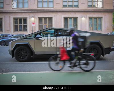 Un Tesla Cybertruck stationné dans le quartier de Chelsea à New York le samedi 6 juillet 2024. (© Richard B. Levine) Banque D'Images