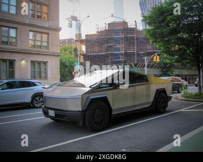 Un Tesla Cybertruck stationné dans le quartier de Chelsea à New York le samedi 6 juillet 2024. (© Richard B. Levine) Banque D'Images