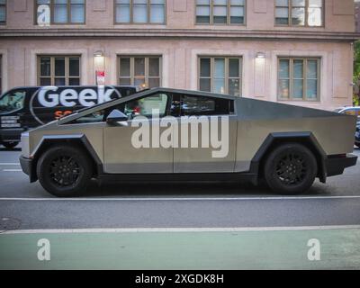 Un Tesla Cybertruck stationné dans le quartier de Chelsea à New York le samedi 6 juillet 2024. (© Richard B. Levine) Banque D'Images