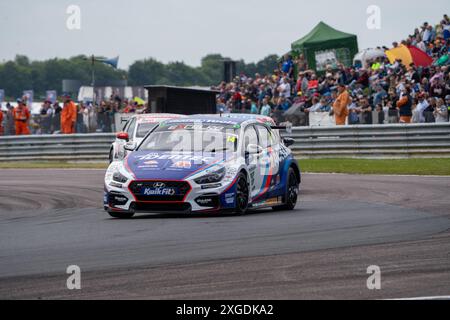 Andover, Hampshire - 9 juin 2024 : British Touring car Championship Thruxton Round 10 Ronan Pearson 14 Excelr8 Motorsport Banque D'Images