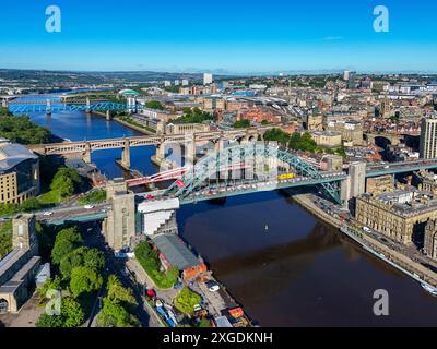 Newcastle, Northumberland, Royaume-Uni. Belle image aérienne du matin prise du pont Tyne qui enjambe la rivière Tyne. 8 juillet 2024. Banque D'Images