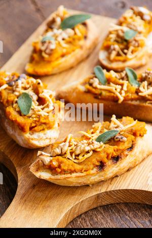 Bruschetta à la citrouille avec les noix grillées, fromage de soja et à la sauge Banque D'Images