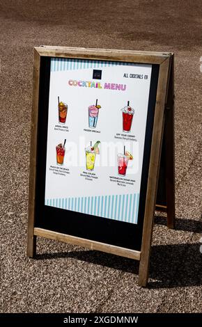 Panneau pliant à Liverpool One Chavasse Park avec illustrations et prix des cocktails Banque D'Images