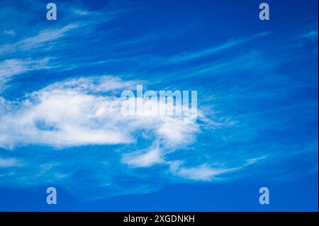 Journée d'appréciation du Cloud. Journée météorologique mondiale. National look up the Sky Day. Ciel bleu avec nuages Banque D'Images