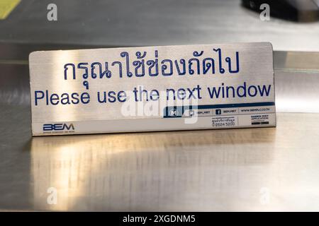 BANGKOK, THAÏLANDE, 16 JUIN 2024, le signe dans la fenêtre fermée des bureaux pour la vente de billets de métro Banque D'Images