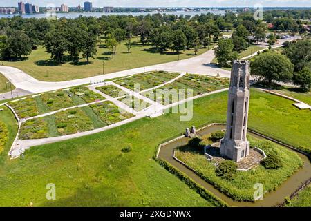 Detroit, Michigan - le Nancy Brown Peace Carillon sur belle Isle, un parc insulaire dans la rivière Detroit. À côté du carillon se trouve le public Piet Oudolf Banque D'Images