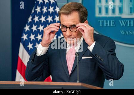 Washington, États-Unis. 08 juillet 2024. John Kirby, conseiller en communications à la sécurité nationale, prend la parole lors d’un point de presse à la Maison Blanche à Washington, DC, le lundi 8 juillet 2024. Photo de Ken Cedeno/Pool/ABACAPRESS. COM Credit : Abaca Press/Alamy Live News Banque D'Images