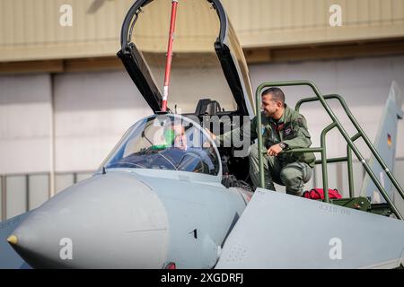 Fairbanks, États-Unis. 08 juillet 2024. Boris Pistorius (SPD), ministre fédéral de la Défense, prend place dans un Eurofighter de l'armée de l'air en marge de l'exercice de l'OTAN 'Arctic Defender 2024' à la base aérienne d'Eielson près de Fairbanks dans l'État américain de l'Alaska. Les équipages d'Eurofighter de plusieurs pays pratiquent des opérations de guerre aérienne selon les normes de l'OTAN en Alaska avec les États-Unis et sous commandement allemand. Crédit : Kay Nietfeld/dpa/Alamy Live News Banque D'Images