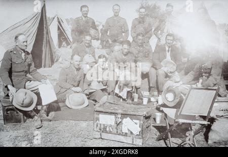 Officiers des 5th/6th Dragoons en Inde britannique, c.1925. Ils portent toujours les insignes des 5th Dragoon Guards et 6th (Inniskill) Dragoons, qui avaient fusionné quelques années plus tôt. Banque D'Images