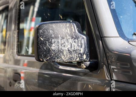 Rétroviseur latéral de voiture éclaboussé de boue après une utilisation tout-terrain Banque D'Images