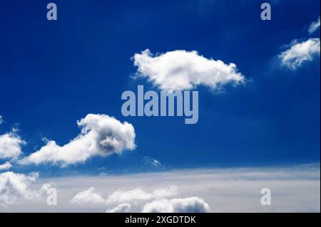 Journée d'appréciation du Cloud. Journée météorologique mondiale. National look up the Sky Day. Ciel bleu avec nuages. Calme Banque D'Images