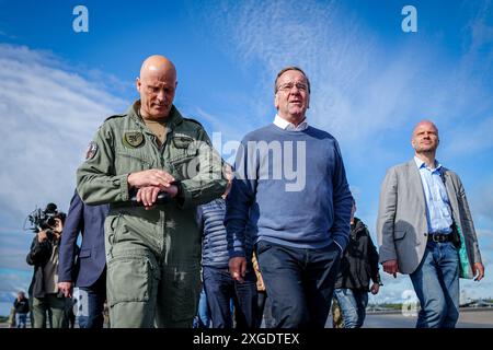 Fairbanks, États-Unis. 08 juillet 2024. Boris Pistorius (M, SPD), ministre fédéral de la Défense, et Ingo Gerhartz, inspecteur de l'armée de l'air allemande, observent l'exercice de l'OTAN 'Arctic Defender 2024' à la base aérienne d'Eielson près de Fairbanks. Les équipages d'Eurofighter de plusieurs pays pratiquent des opérations de guerre aérienne selon les normes de l'OTAN en Alaska avec les États-Unis et sous commandement allemand. Crédit : Kay Nietfeld/dpa/Alamy Live News Banque D'Images