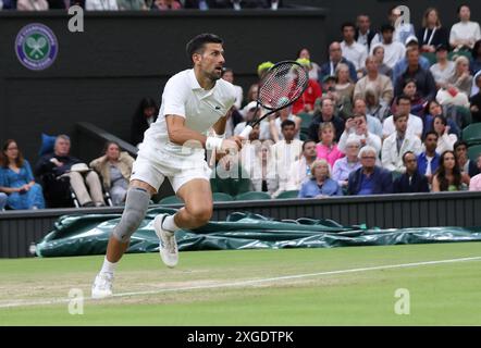 Londres, Royaume-Uni. 08 juillet 2024. Le serbe Novak Djokovic court pour le ballon lors de son match de quatrième tour contre le norvégien Holger Rune aux Championnats de Wimbledon 2024 à Londres le lundi 8 juillet 2024. Photo de Hugo Philpott/UPI crédit : UPI/Alamy Live News Banque D'Images