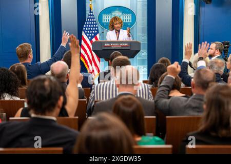 Washington, États-Unis. 08 juillet 2024. Karine Jean-Pierre, attachée de presse de la Maison Blanche, tient un point de presse à la Maison Blanche à Washington, DC, le lundi 8 juillet 2024. Photo de Ken Cedeno/Pool/ABACAPRESS. COM Credit : Abaca Press/Alamy Live News Banque D'Images