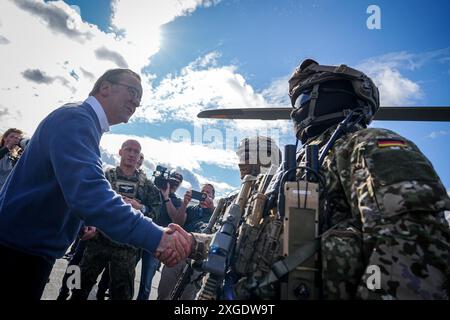 Fairbanks, États-Unis. 08 juillet 2024. Boris Pistorius (à gauche, SPD), ministre fédéral de la Défense, s'entretient avec des commando de la KSK lors de l'exercice OTAN 'Arctic Defender 2024' à la base aérienne d'Eielson. Les équipages d'Eurofighter de plusieurs pays pratiquent des opérations de guerre aérienne selon les normes de l'OTAN en Alaska avec les États-Unis et sous commandement allemand. Crédit : Kay Nietfeld/dpa/Alamy Live News Banque D'Images