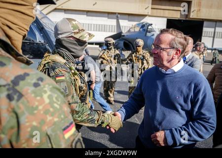 Fairbanks, États-Unis. 08 juillet 2024. Boris Pistorius (SPD), ministre fédéral de la Défense, s'entretient avec des soldats commando de la KSK lors de l'exercice de l'OTAN 'Arctic Defender 2024' à la base aérienne d'Eielson près de Fairbanks dans l'État américain de l'Alaska. Les équipages d'Eurofighter de plusieurs pays pratiquent des opérations de guerre aérienne selon les normes de l'OTAN en Alaska avec les États-Unis et sous commandement allemand. Crédit : Kay Nietfeld/dpa/Alamy Live News Banque D'Images