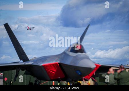 Fairbanks, États-Unis. 08 juillet 2024. Un avion de chasse F-18 des forces armées américaines décolle derrière un avion de chasse F-35 lors de l'exercice OTAN 'Arctic Defender 2024' à la base aérienne d'Eielson. Les équipages d'Eurofighter de plusieurs pays pratiquent des opérations de guerre aérienne selon les normes de l'OTAN en Alaska avec les États-Unis et sous commandement allemand. Crédit : Kay Nietfeld/dpa/Alamy Live News Banque D'Images