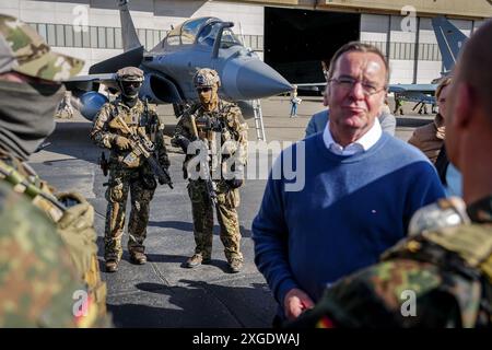 Fairbanks, États-Unis. 08 juillet 2024. Boris Pistorius (SPD), ministre fédéral de la Défense, s'entretient avec des commando de la KSK lors de l'exercice OTAN 'Arctic Defender 2024' à la base aérienne d'Eielson. Les équipages d'Eurofighter de plusieurs pays pratiquent des opérations de guerre aérienne selon les normes de l'OTAN en Alaska avec les États-Unis et sous commandement allemand. Crédit : Kay Nietfeld/dpa/Alamy Live News Banque D'Images