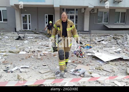 Non exclusif : KIEV, UKRAINE - 8 JUILLET 2024 - des secouristes sont dans un bâtiment du district de Solomianskyi endommagé par une frappe de missiles russes, Kiev, Banque D'Images