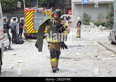 KIEV, UKRAINE - le 8 JUILLET 2024 - Un secouriste se trouve dans le district de Solomianskyi lors d'une tentative de réponse à une frappe de missiles russes, Kiev, capitale de l'Ukraine. Banque D'Images