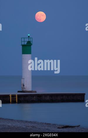 Super Moon et feu de navigation du lac Érié Banque D'Images