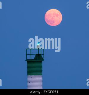 Super Moon et feu de navigation du lac Érié Banque D'Images