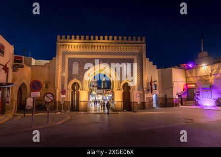 Fès, Maroc - 17 mars 2024 : vue sur la célèbre porte historique de Bab Bou Jeloud. Est une porte de ville ornée et l'entrée ouest principale de Fes el Bali, t Banque D'Images