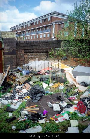 Fly Tipping dans un quartier résidentiel urbain, sud de Londres Banque D'Images