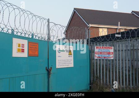 Entrée verrouillée de la lagune de Rattlechain, un site controversé de déchets dangereux, et maisons voisines, Tividale, West Midlands Banque D'Images