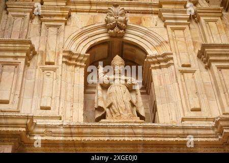 Astorga, Espagne - 3 juin 2023 : sculpture détaillée d'un évêque, vêtu de robes ornées, se dresse dans une niche de la cathédrale Santa Maria de Astorga. Banque D'Images