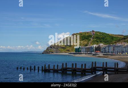 Vues depuis la promenade d'Abergavenny, montrant le large littoral étiré. Ceredigion, Mid Wales destination de vacances. Banque D'Images