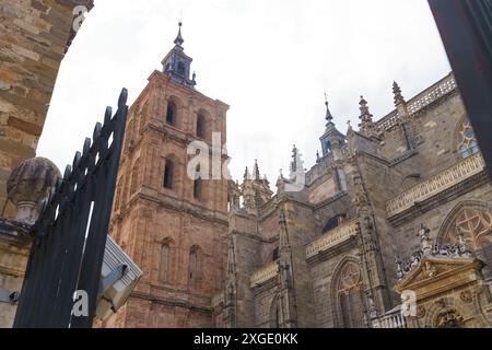 Astorga, Espagne - 3 juin 2023 : la façade majestueuse de la cathédrale de Santa Maria de Astorgas avec des pierres détaillées et des flèches peut être vue à travers Banque D'Images